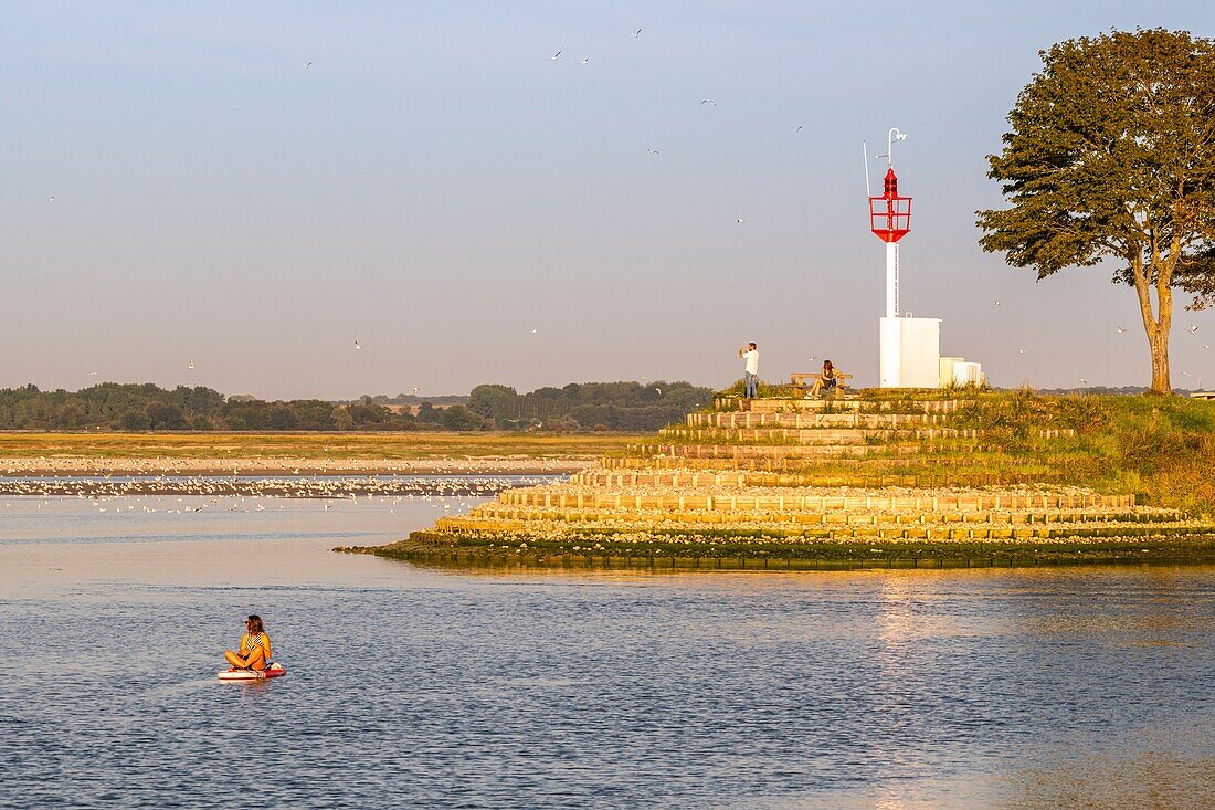 Frankreich, Somme, Somme-Bucht, Saint-Valery-sur-Somme, Paddel am Eingang zum Hafen von Saint-Valery