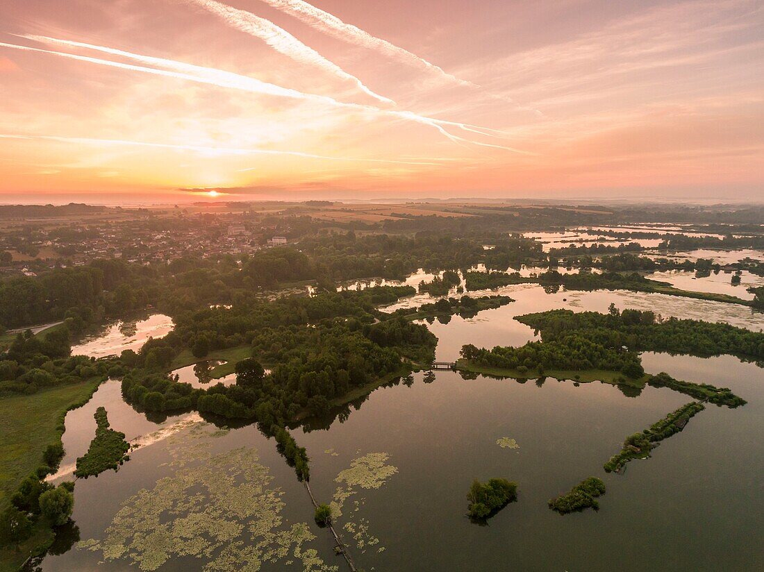 Frankreich, Somme, Tal der Somme, Long, die Sümpfe der Somme bei Long am frühen Morgen, das Tal der Somme noch neblig (vue aérienne)