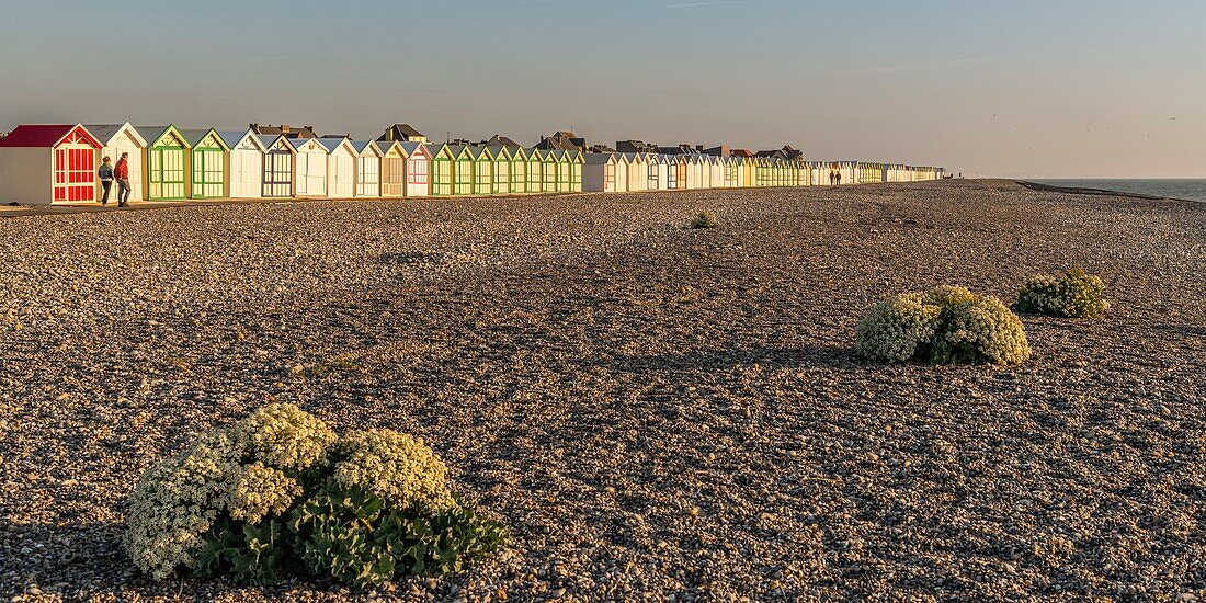 Frankreich, Somme, Cayeux sur Mer, Die Wegetafeln in Cayeux sur Mer sind die längsten in Europa, sie tragen ihre bunten Strandhütten mit sprechenden Namen auf fast 2 km Länge auf dem Kieselstrand