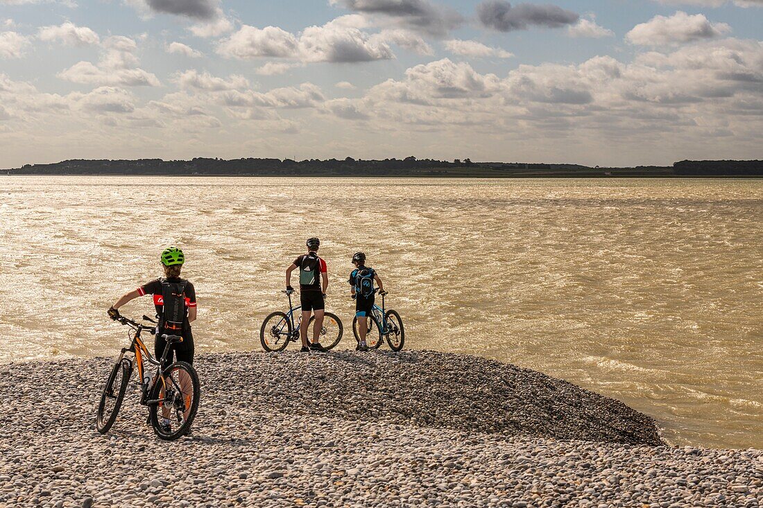 Frankreich, Somme, Somme-Bucht, Le Hourdel, Mountainbiker auf dem Kieselstrand