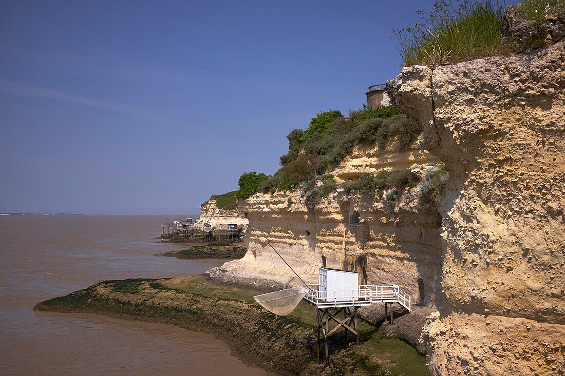 Frankreich, Charente Maritime, Meschers sur Gironde, die Klippen von Meschers von der Troglodytenstätte der Regulus-Höhlen aus