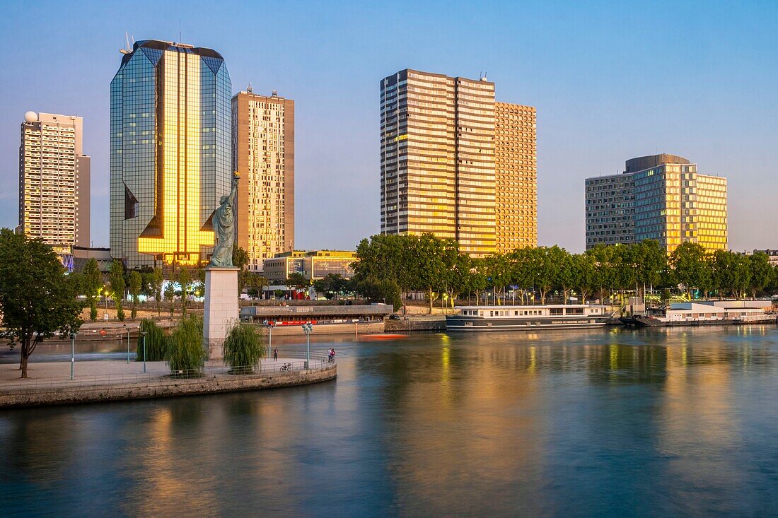 Frankreich, Paris, Seineufer, Stadtteil Front de Seine im 15. Arrondissement, Freiheitsstatue auf der Schwaneninsel