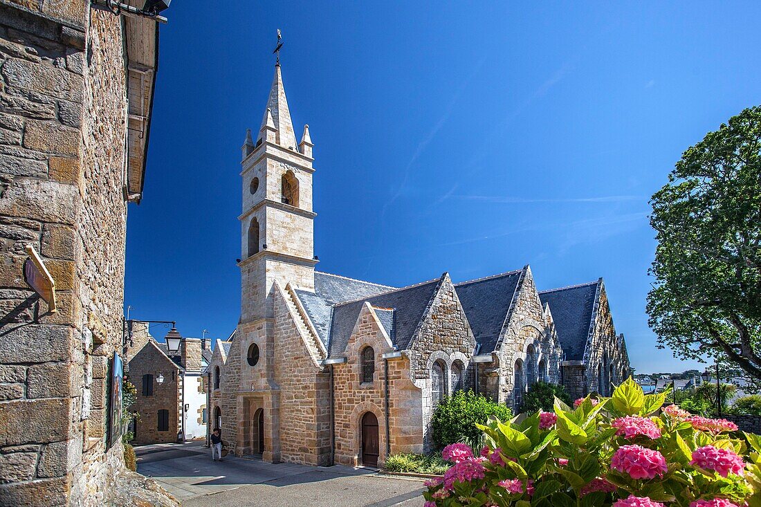 Frankreich, Morbihan, La Trinité sur Mer, die alte Kapelle, die 1865 zur Kirche Saint-Joseph wurde, im Herzen des malerischen Städtchens