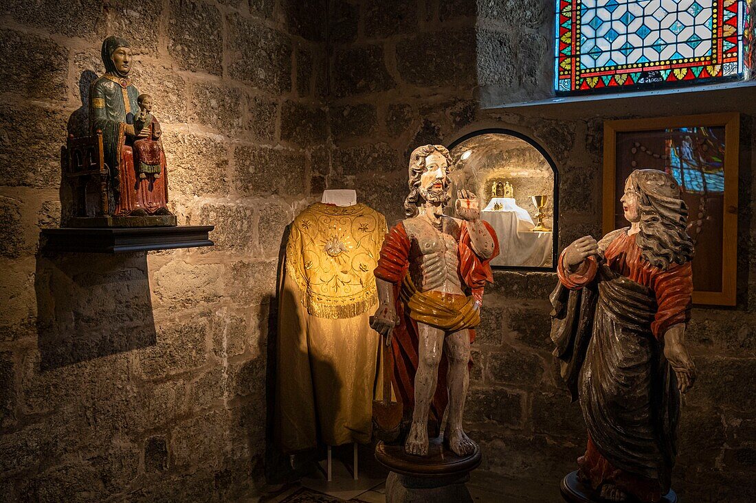 Frankreich, Haute-Loire, Monistrol d'Allier an der Via Podiensis, einem der französischen Pilgerwege nach Santiago de Compostela oder GR 65, Kirche Saint-Pierre aus dem 12. Jahrhundert und polychrome Holzstatuen