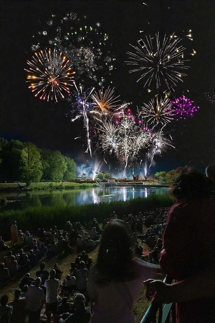 Frankreich, Indre et Loire, Cher-Tal, Jour de Cher, Blere, Feuerwerk, Volksfest, das von der Gemeindegemeinschaft Blere - Val de Cher ins Leben gerufen wurde, um das Cher-Tal und sein Flusserbe hervorzuheben