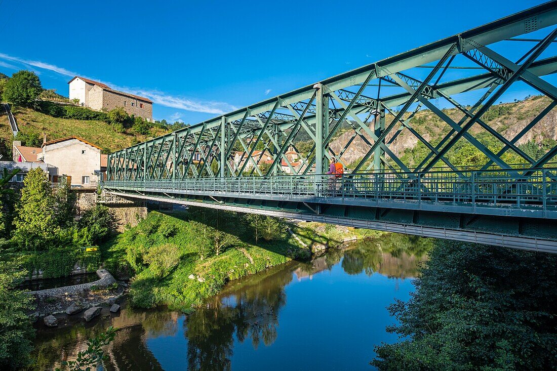 Frankreich, Haute-Loire, Monistrol d'Allier, Wanderung auf der Via Podiensis, einer der französischen Pilgerrouten nach Santiago de Compostela oder GR 65, Eiffel-Brücke über den Fluss Allier, erbaut von Gustave Eiffel im Jahr 1888