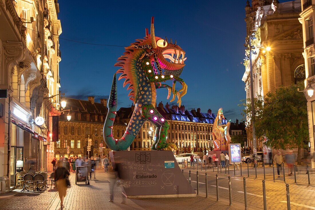 Frankreich, Nord, Lille, Lille 3000 Eldorado, Alebrijes (riesige Kreaturen in skurrilen Farben) entlang der Straße Faidherbe mit Blick auf den Bahnhof von Lille Flandres