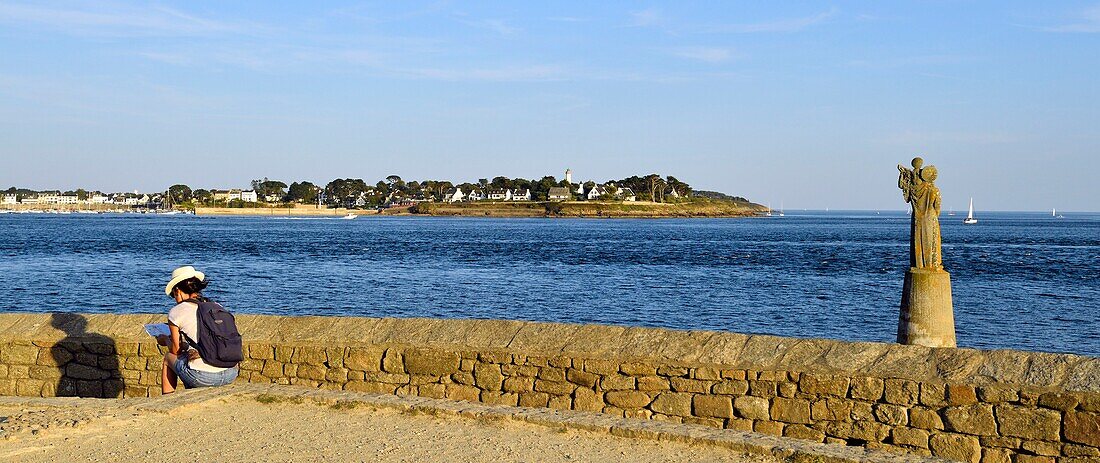 Frankreich, Morbihan, Locmariaquer, Pointe de Kerpenhir, Halbinsel, die den westlichen Eingang des Golfs von Morbihan markiert, Statue Notre Dame de Kerdro (1946), eine monumentale Skulptur von Jules Charles Le Bozec, am anderen Ufer Port Navalo