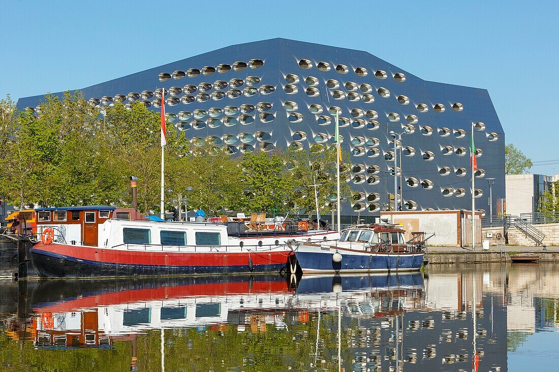 Frankreich, Meurthe et Moselle, Nancy, am Meurthe-Kanal vertäute flache Boote und Fassade des Pertuy-Gebäudes