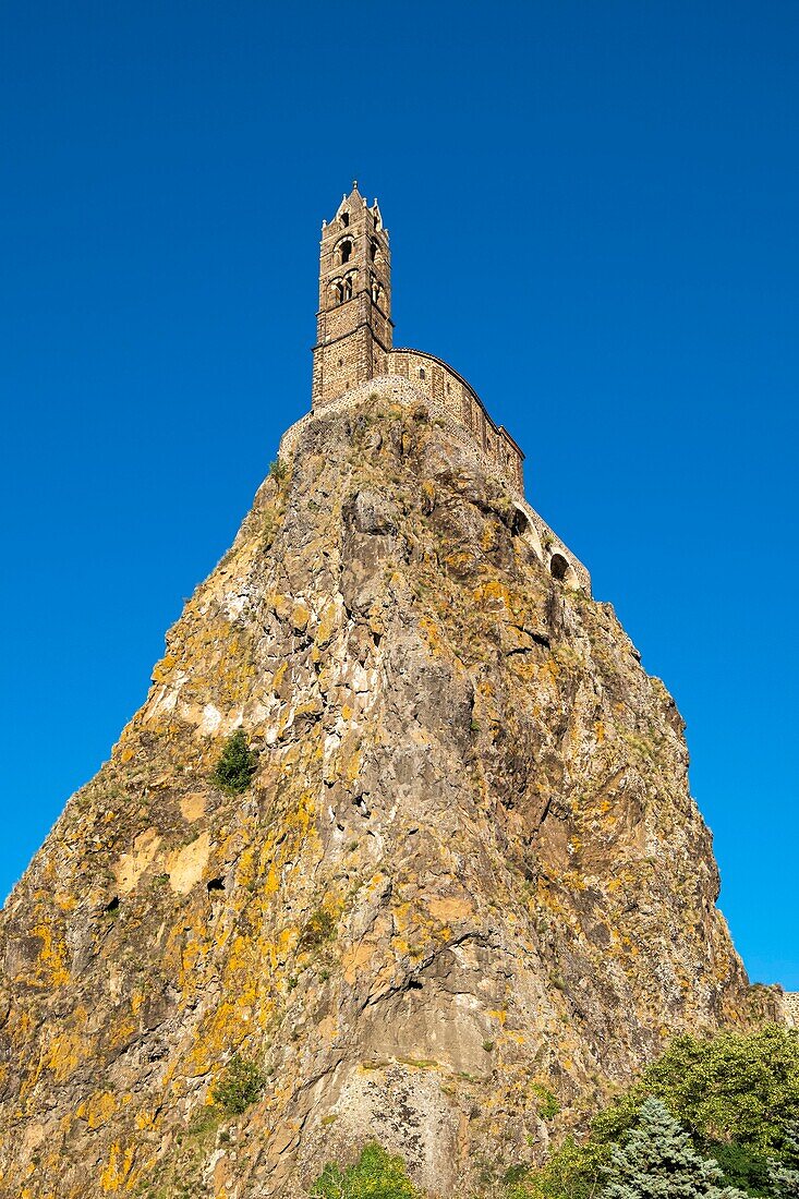 Frankreich, Haute-Loire, Aiguilhe, Kapelle Saint-Michel d'Aiguilhe, erbaut auf einem vulkanischen Pfropfen in 85 m Höhe, Felsen von Aiguilhe