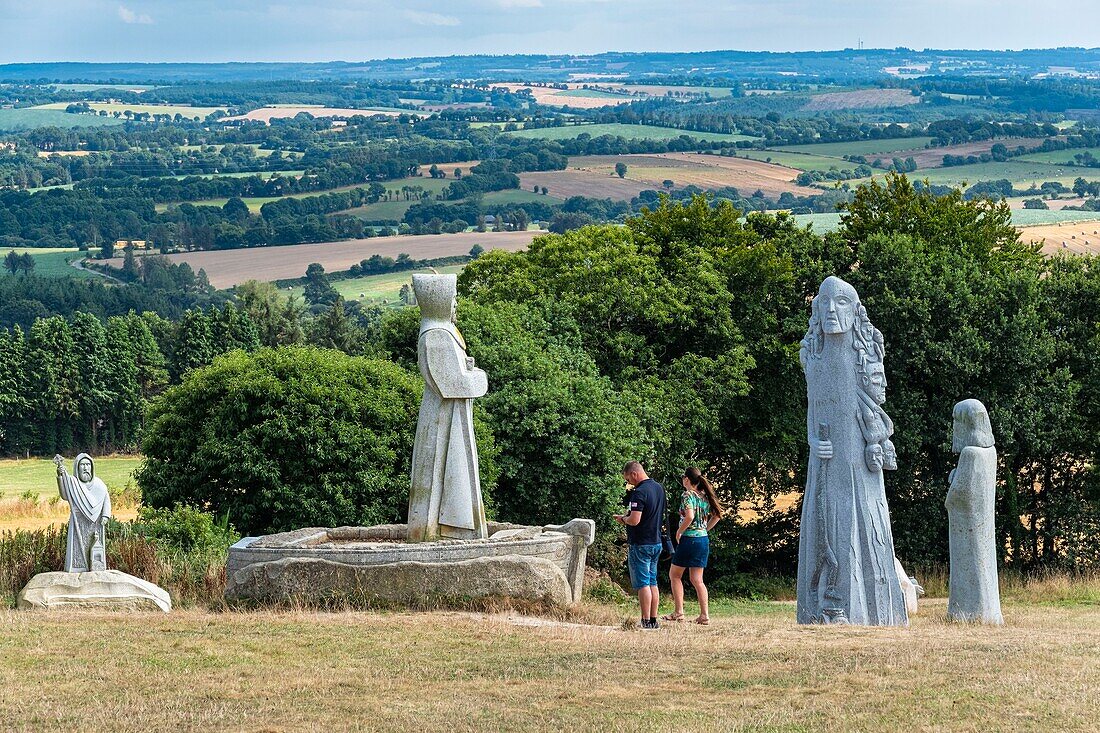 Frankreich, Cotes-d'Armor, Carnoet, das Tal der Heiligen oder die bretonische Osterinsel, ist ein assoziatives Projekt mit 1000 in Granit gehauenen Monumentalskulpturen, die 1000 bretonische Heilige darstellen