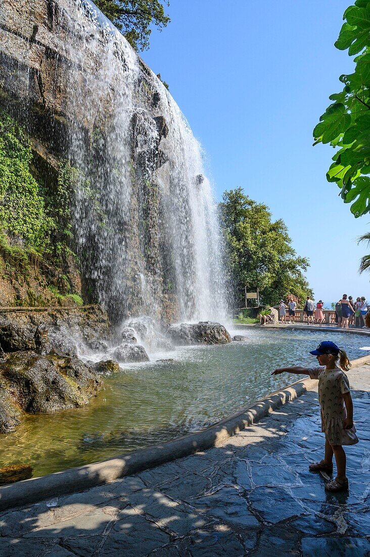 Frankreich, Alpes Maritimes, Nizza, von der UNESCO zum Weltkulturerbe erklärt, Wasserfall und Landschaftsanlagen, die das Wasser des Kanals von Vésubie leiten, der gegen Ende des 19. Jahrhunderts angelegt wurde, auf dem steilen Hang, der einst vom mittelalterlichen Bergfried beherrscht wurde