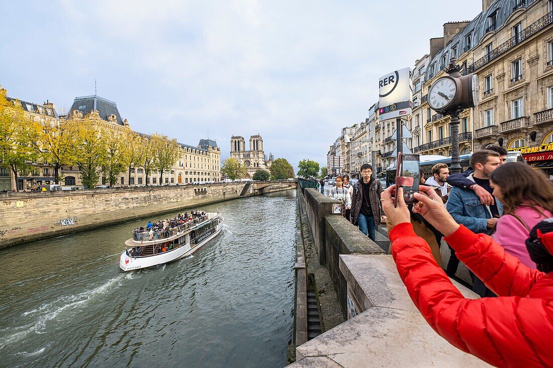 France, Paris, the banks of the Seine river listed as World Heritage by UNESCO, Quartier Latin, quai Saint-Michel along the Seine river and Notre-Dame Cathedral in the background\n