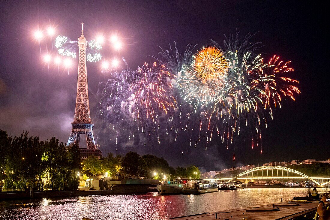 Frankreich, Paris, von der UNESCO zum Weltkulturerbe erklärtes Gebiet, Nationalfeiertag, Feuerwerk am 14. Juli 2019 und Eiffelturm