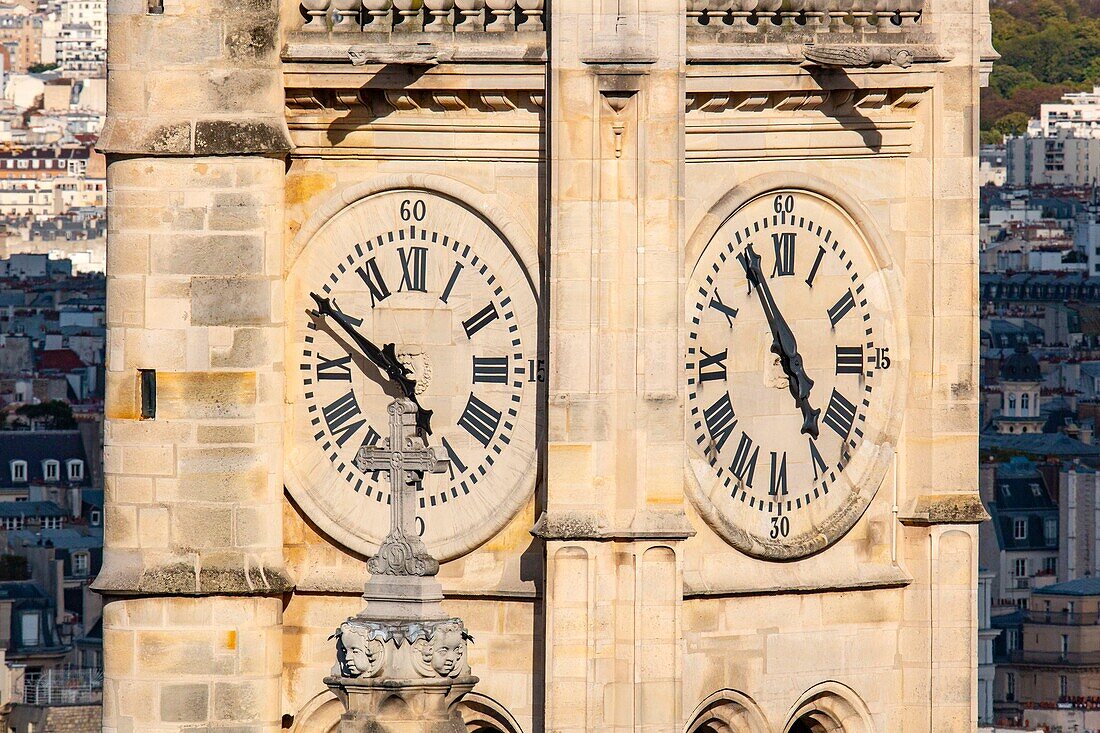Frankreich, Paris, der Glockenturm und die Uhr der Kirche Saint Etienne du Monts