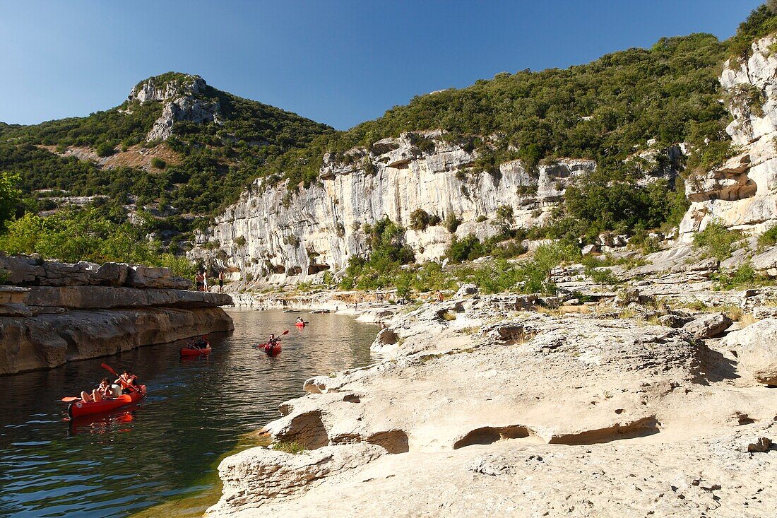 Frankreich, Ardeche, Nationales Naturschutzgebiet Ardeche-Schluchten, Sauze, Fluss Ardeche, in der Nähe des Louby-Tals