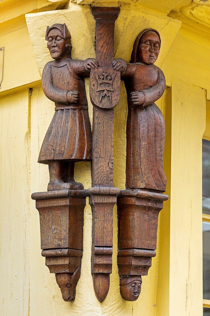 Frankreich, Morbihan, Josselin, mittelalterliches Dorf, Holzstatuen an der Fassade des Cafés Le Alzey