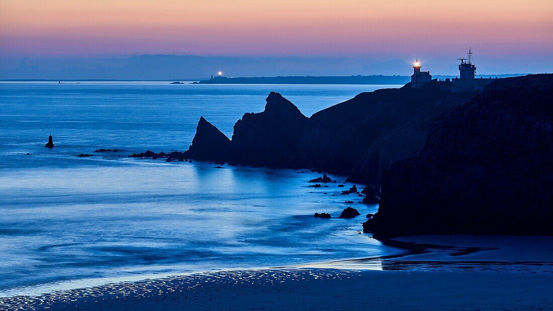 France, Finistere, Camaret sur Mer, the Regional Natural Park of Brittany, Natural Iroise Marine Park, Pointe du Toulinguet, the lighthouse and the pointe de Saint Mathieu in the background\n