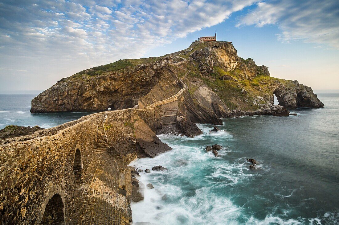 Spanien, Bizkaia, Baskenland, Gaztelugatxe, die Insel, auf der sich ein Herrenhaus befindet, ist Teil der Kulissen von Staffel 7 von Games of Thrones