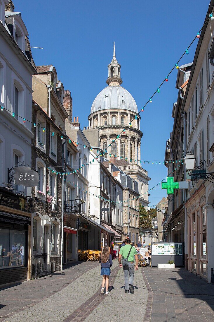 Frankreich, Pas de Calais, Boulogne sur Mer, Rue de Lille und Basilika Notre Dame