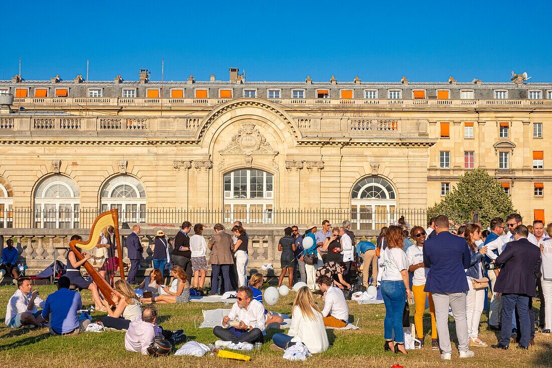 Frankreich, Paris, Esplanade des Invalides, Picknick an einem Sommerabend