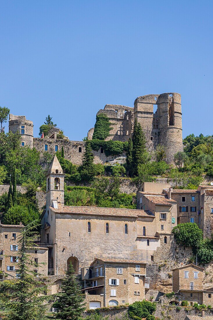 Frankreich, Drôme, regionaler Naturpark der Baronnies provençales, Montbrun-les-Bains, ausgezeichnet als die schönsten Dörfer Frankreichs, das Dorf und das Renaissanceschloss von Dupuy-Montbrun