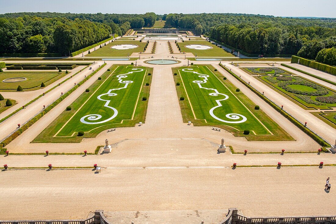 Frankreich, Seine et Marne, Maincy, das Schloss von Vaux le Vicomte, Ephemere Bänder in den Gärten bestehen aus 390 Aluminiumplatten, die als Ersatz für kranke Buchsbäume, die im Winter 2019 ausgerissen wurden, geneigt wurden