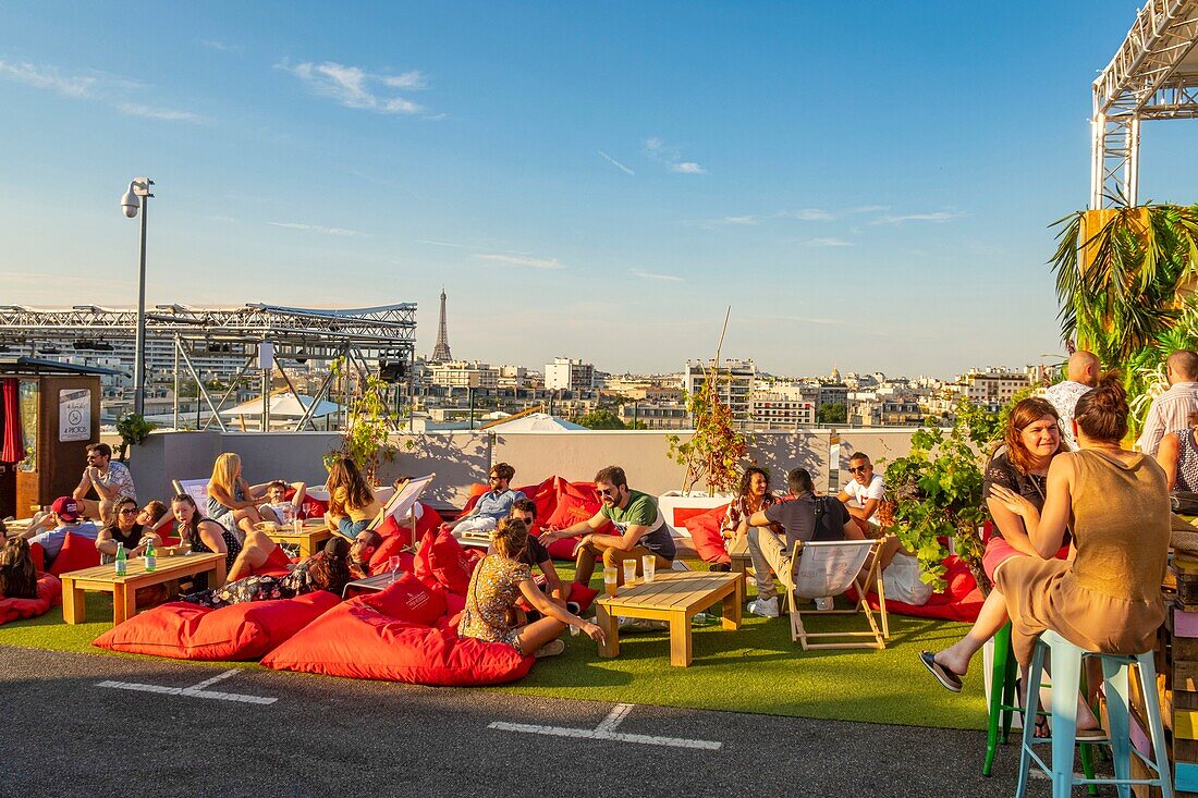 Frankreich, Paris, Gemüsedach von 3 500 m2, der hängende Garten, Bar und ephemeres Restaurant, das im Sommer auf dem Dach eines Parkhauses installiert ist