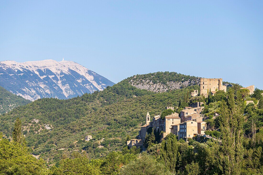 Frankreich, Drôme, regionaler Naturpark der Baronnies provençales, Montbrun-les-Bains, ausgezeichnet als die schönsten Dörfer Frankreichs, das Dorf und das Renaissanceschloss von Dupuy-Montbrun, im Hintergrund der Mont Ventoux