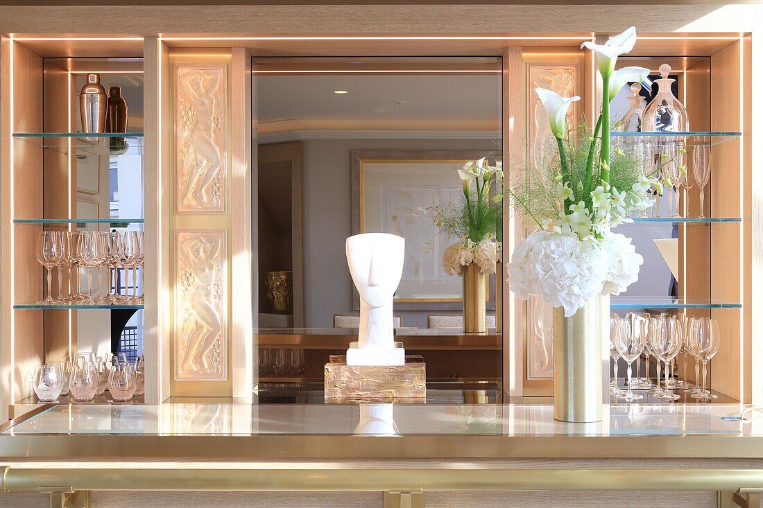 France, Paris, Avenue Georges V, Hotel Prince de Galles (Marriott) inaugurated in 1929, suite Lalique designed by designer Patrick Hellmann\n