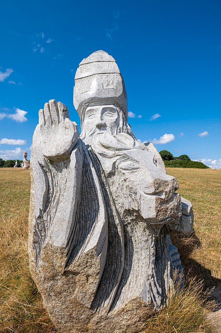 Frankreich, Cotes-d'Armor, Carnoet, das Tal der Heiligen oder bretonische Osterinsel, ist ein assoziatives Projekt mit 1000 in Granit gehauenen Monumentalskulpturen, die 1000 bretonische Heilige darstellen