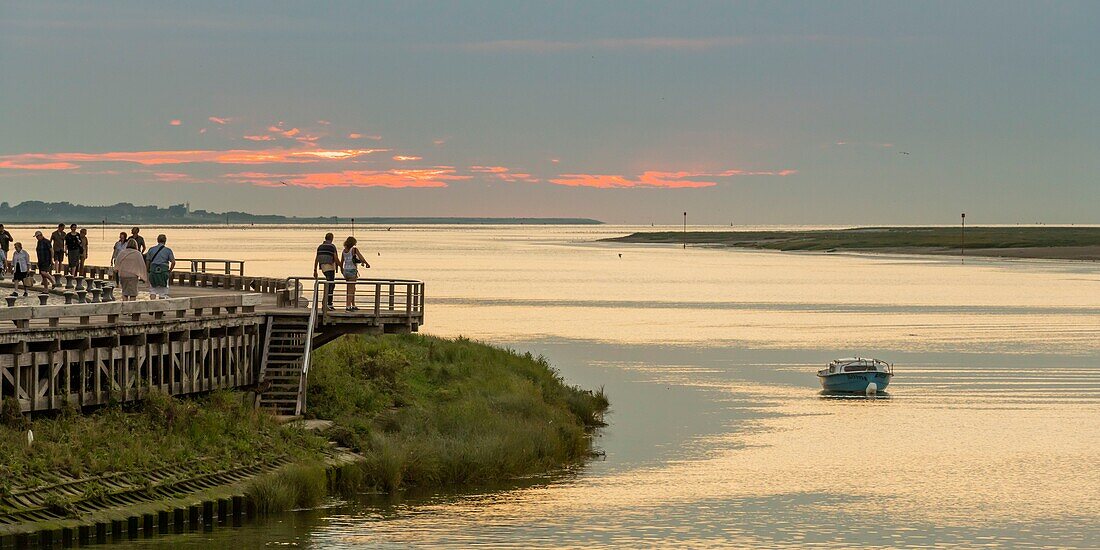 Frankreich, Somme, Somme-Bucht, Saint Valery sur Somme, Abenddämmerung am Kanal der Somme