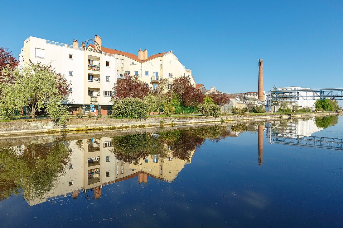 Frankreich, Meurthe et Moselle, Nancy, Wohnhäuser am Meurthe-Kanal und roter Backsteinschornstein