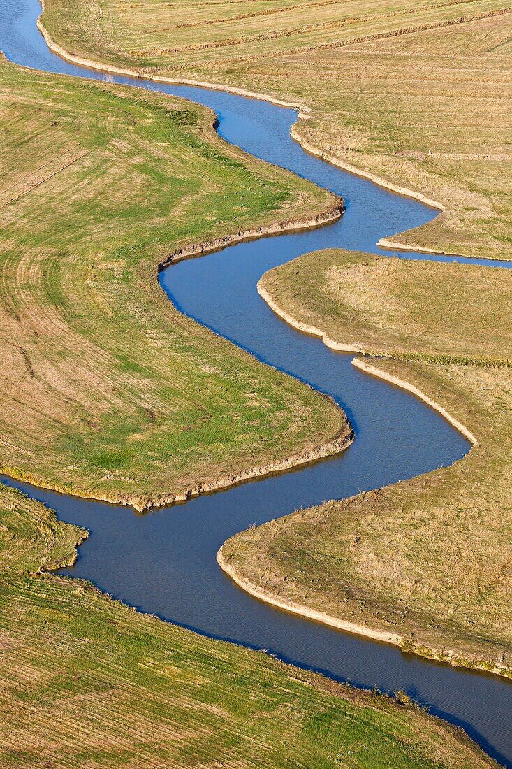 Frankreich, Vendee, Triaize, Canal de Bourdeau im regionalen Naturpark Marais Poitevin (Luftaufnahme)