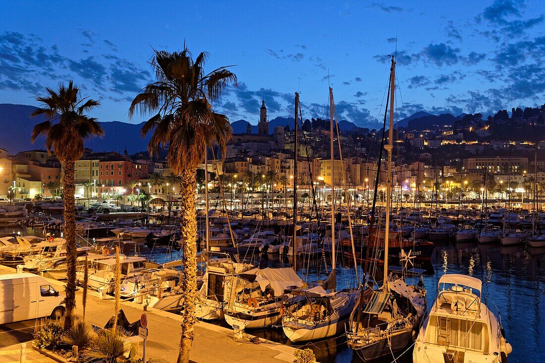 Frankreich, Alpes Maritimes, Menton, der Hafen und die von der Basilika Saint Michel Archange beherrschte Altstadt