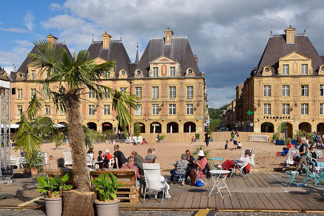 Frankreich, Ardennen, Charleville Mezieres, Ducale-Platz, künstlicher Strand, der in einen Sommerstrand umgewandelt wurde, und Terrassen von Restaurants und Cafés