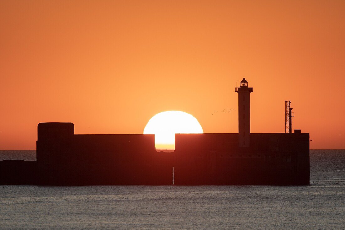 Frankreich, Pas de Calais, Boulogne sur Mer, Carnot-Deich bei Sonnenuntergang