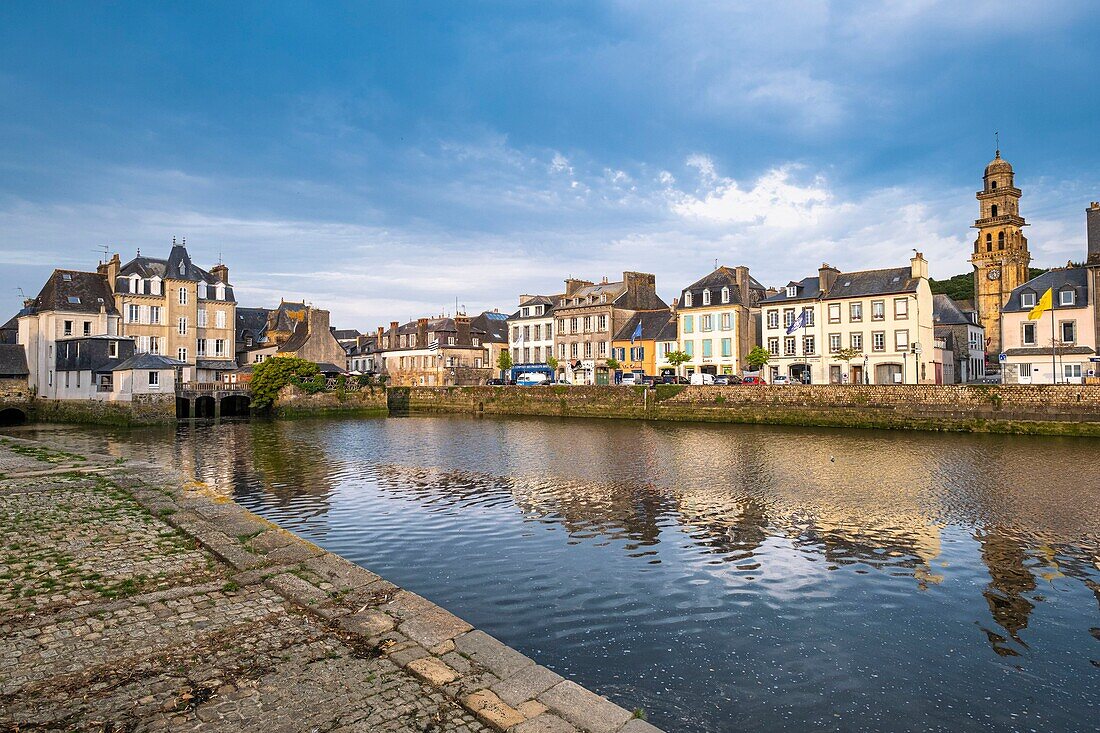 France, Finistere, Landerneau, 16th century Rohan Bridge across the Elorn river, one of the last European house-lined bridge\n