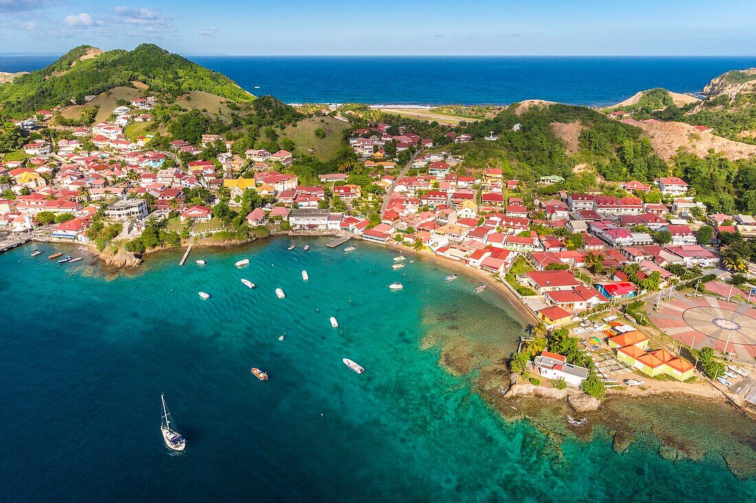 Guadeloupe, Les Saintes, Terre de Haut, die Bucht der Stadt Terre de Haut, von der UNESCO zu den 10 schönsten Buchten der Welt gezählt (Luftaufnahme)