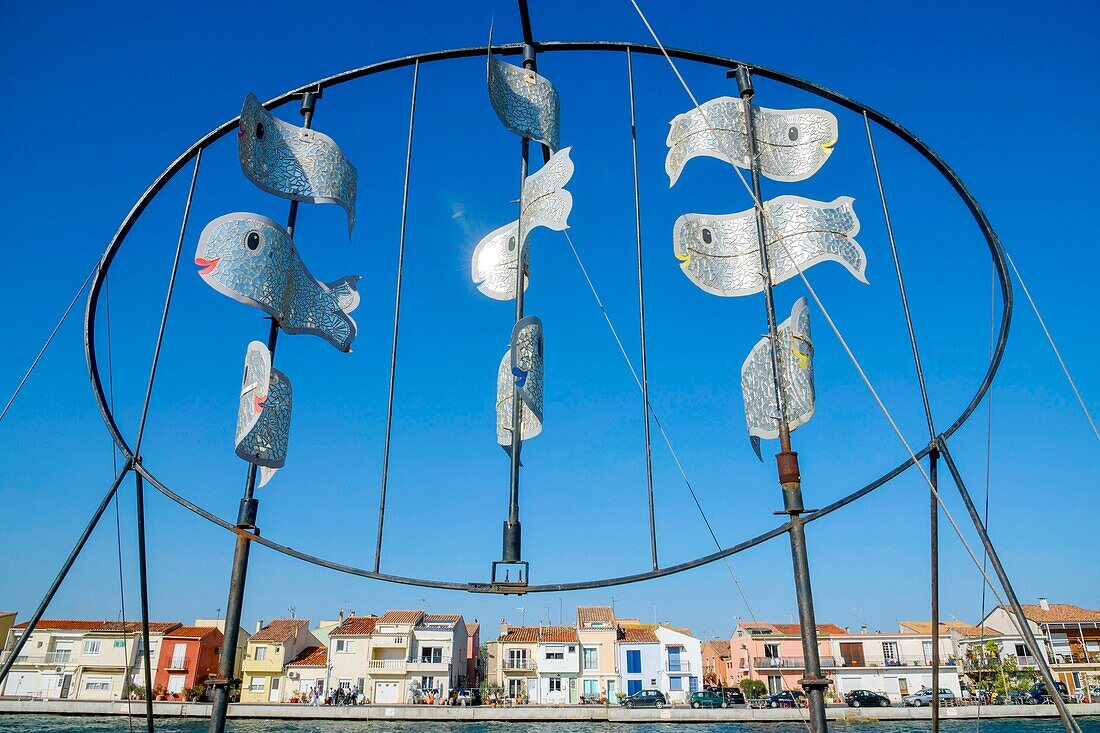 Frankreich, Herault, Sete, Stadtteil La Pointe Courte, Les Daurades Miroirs, Skulptur des Künstlers Dominique Dore