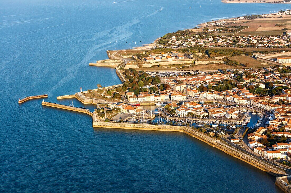 Frankreich, Charente Maritime, Saint Martin de Re, von der UNESCO zum Weltkulturerbe erklärt, der Hafen (Luftaufnahme)