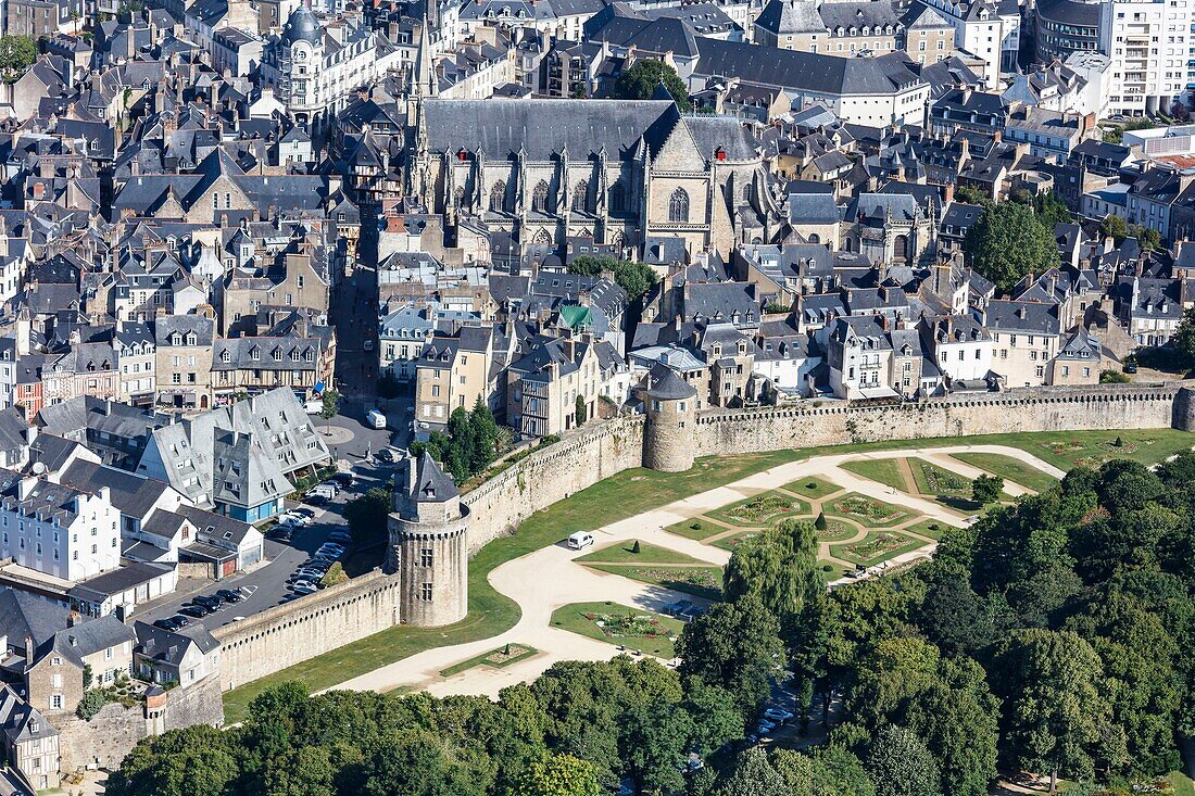 Frankreich, Morbihan, Vannes, die Stadt und die Stadtmauer (Luftaufnahme)