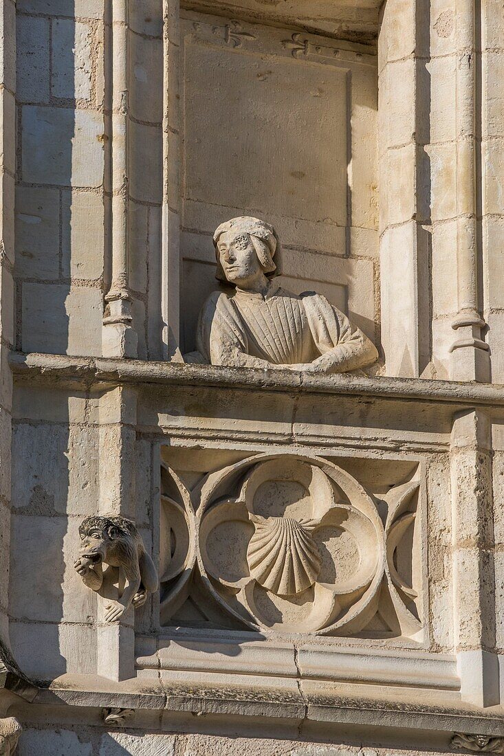 Frankreich, Cher, Berry, Bourges, die Ostfassade des Schlosses Jacques Coeur, Statue von Jacques Coeur