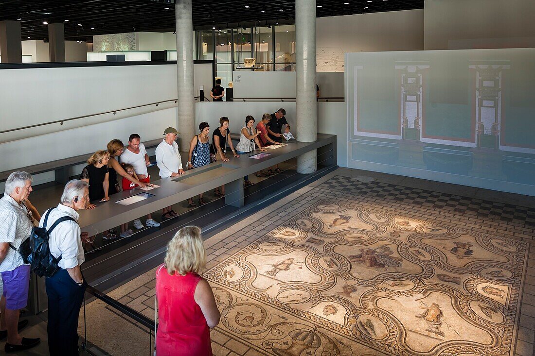 Frankreich, Gard, Nîmes, Musee de la Romanite der Architektin Elizabeth de Portzamparc, Führer und Besucher vor dem Penthee-Mosaik