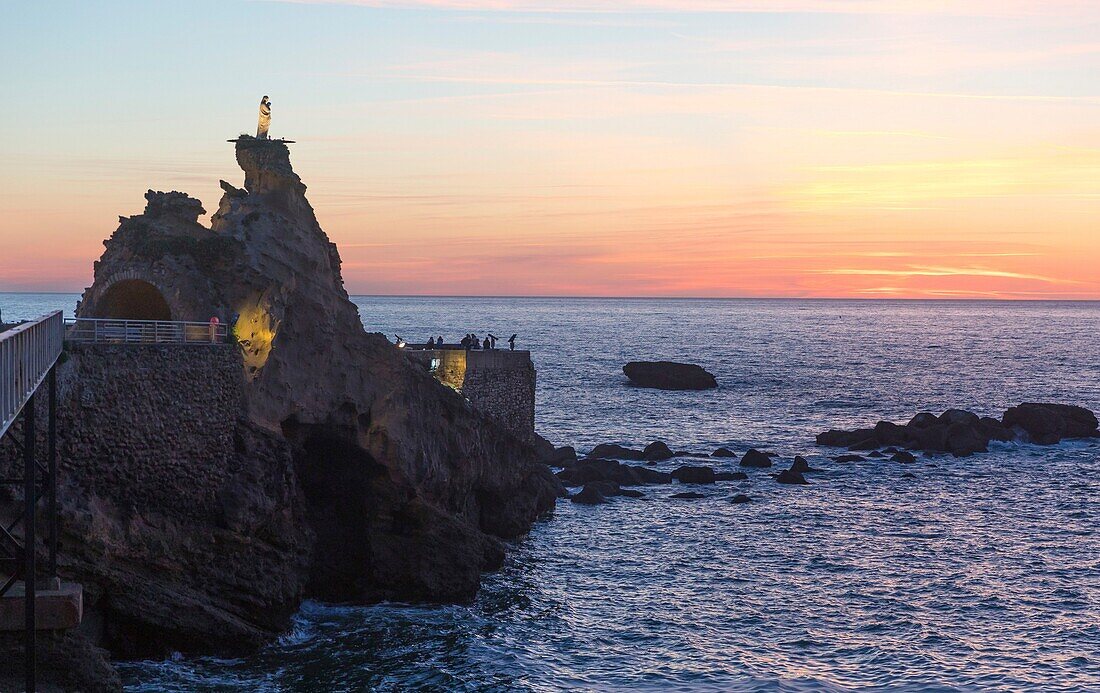 Frankreich, Pyrenees-Atlantiques, Biarritz, Sonnenuntergang auf dem Rocher de la Vierge