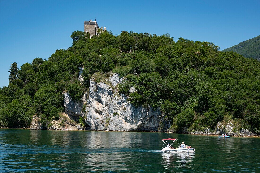 Frankreich, Savoyen, Bourget-See, Aix les Bains, Alpenriviera, Chautagne, Schloss Chatillon beherrscht den See und die Ausflugsboote