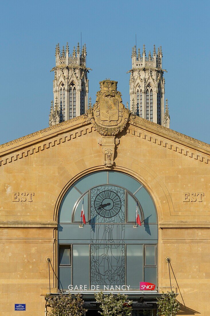 Frankreich, Meurthe et Moselle, Nancy, Bahnhof Nancy Ville, erbaut vom Architekten Charles Francois Chatelain im Jahr 1850, im Hintergrund die Kirche Saint Leon