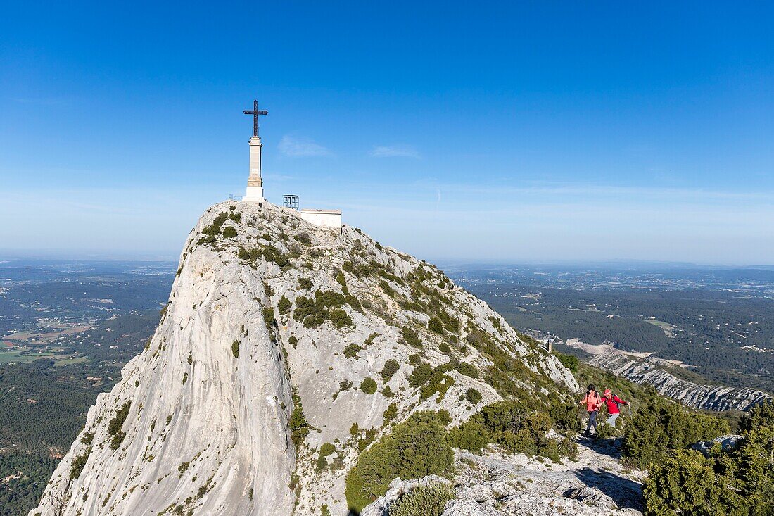 Frankreich, Bouches du Rhône, Pays d'Aix, Grand Site Sainte-Victoire, Saint-Antonin-sur-Bayon, Berg Sainte-Victoire, die Kämme, GR9, Croix de Provence (946m)