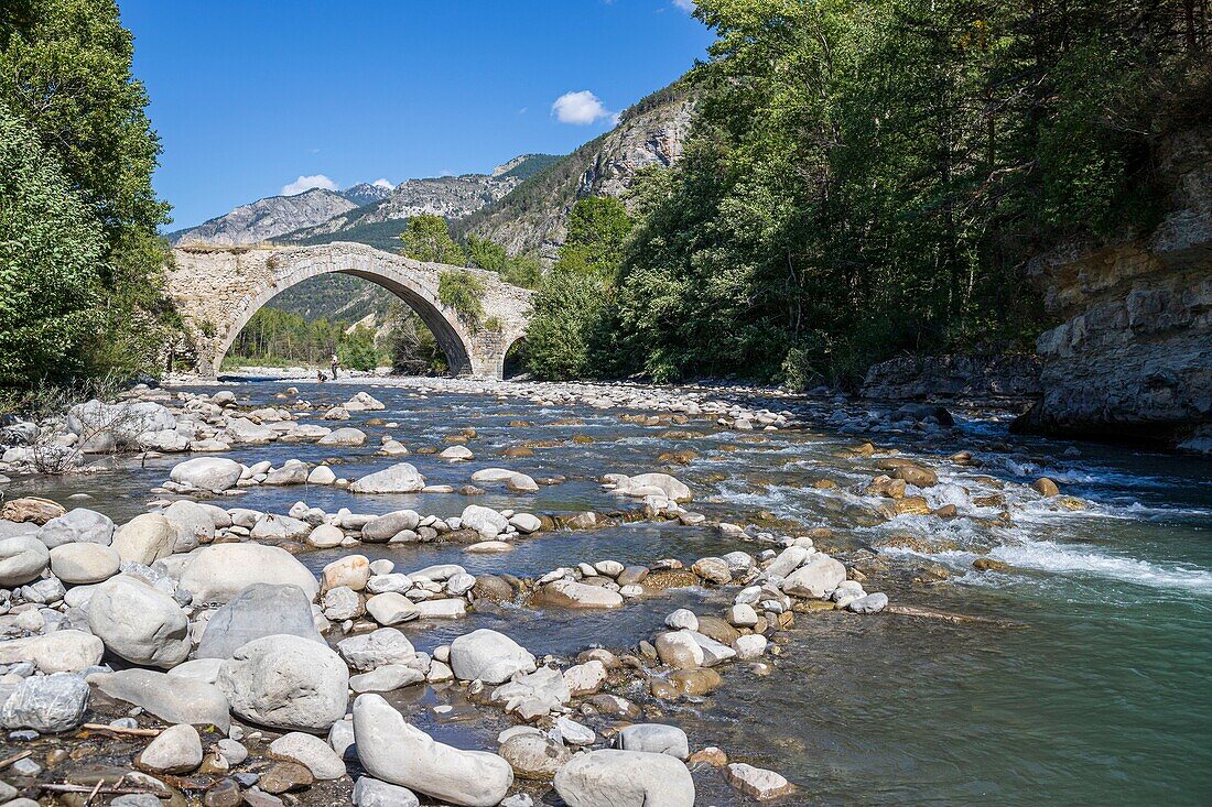 Frankreich, Alpes de Haute Provence, Thorame Haute, die Pont d'Ondres, die den Verdon überspannt, ist eines der emblematischen Denkmäler, die von dem von Stéphane Bern erdachten Lotto für ihre Restaurierung profitieren.