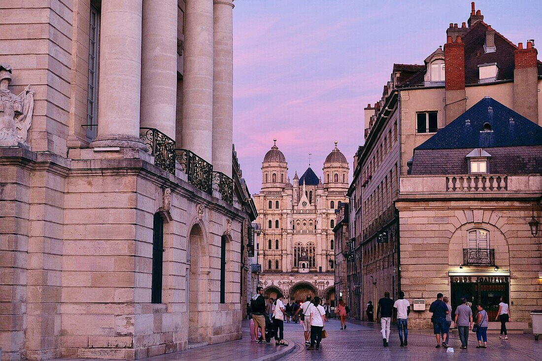 Frankreich, Cote d'Or, Dijon, von der UNESCO zum Weltkulturerbe erklärtes Gebiet, Place de la Liberation, Palast der Herzöge von Burgund und Kirche Saint Michel im Hintergrund